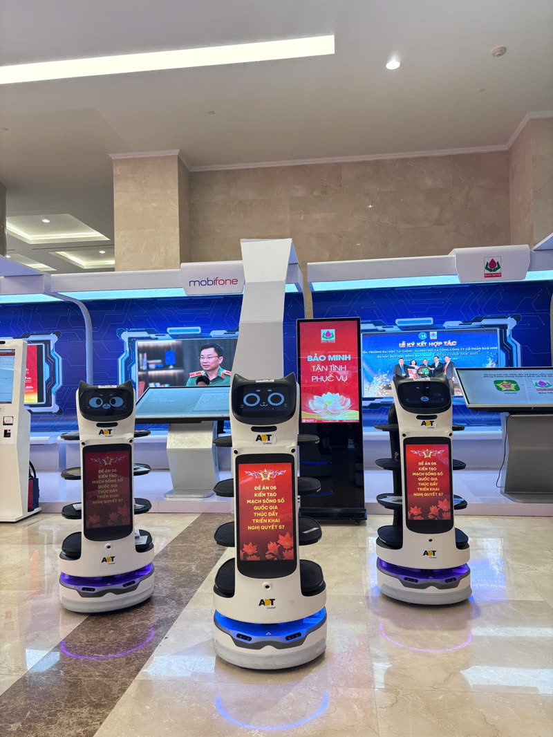 Ba robot Roboworld tại triển lãm Đề án 06