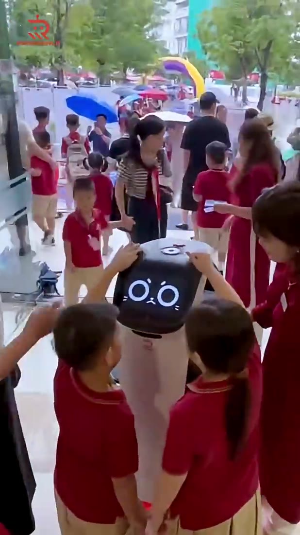 Học sinh vây quanh robot ngay sân trường