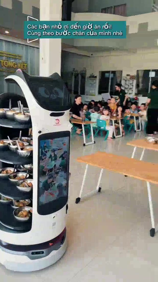 Robot chở khay suất ăn tới khu ăn của học sinh