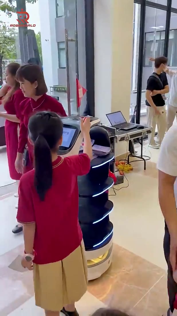 Học sinh tương tác với màn hình robot