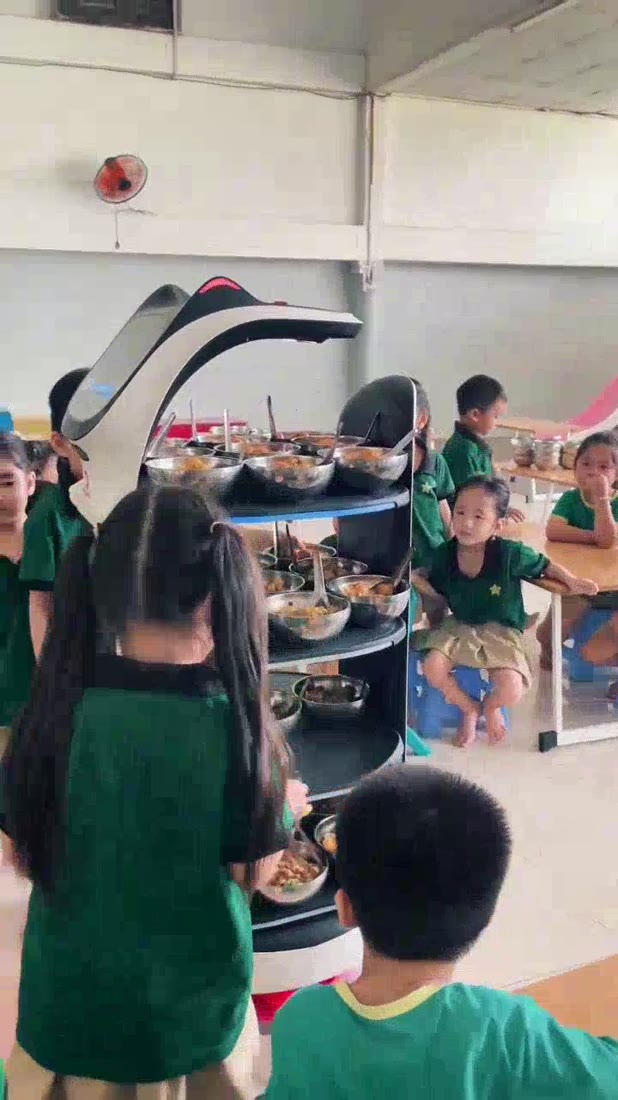 Học sinh tự lấy khay suất ăn từ robot